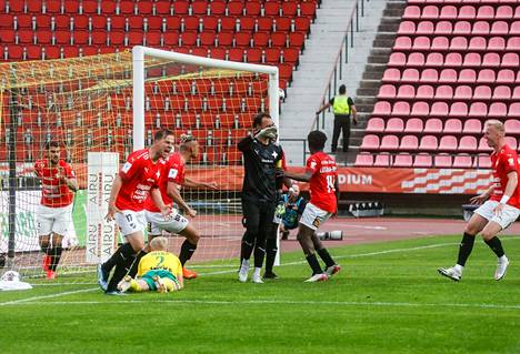 Ilves ja HIFK kohtasivat myös edellisessä liigapelissään. Silloin HIFK voitti 1–0, kun HIFK-maalivahti Beto (keskellä) torjui lisäajalla Ilveksen Tuomas Ollilan rangaistuspotkun.
