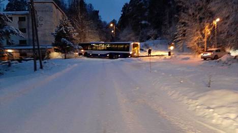 Bussi oli poikittain Kuljuntiellä aatonaattona perjantaina kello 15:n jälkeen.