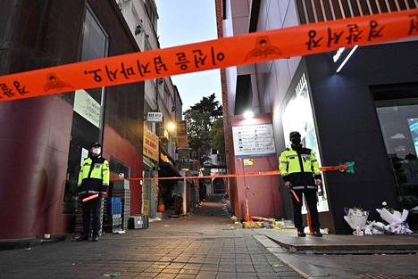 Etelä-Korean pääkaupungissa Soulissa poliisit valvoivat nauhoin eristettyä kapeaa katua tiistaina 1. marraskuuta. Paikalla tapahtui viikonloppuna onnettomuus, jossa kuoli yli 150 ihmistä. 