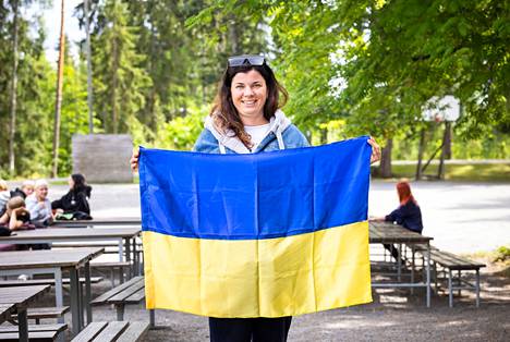 Ukrainalaisten lasten mukana Sastamalaan on matkustanut ukrainalainen englanninopettaja Helen Olena. Hän kertoo, että aluksi pojilla oli vaikeuksia sopeutua leirielämään. Nyt jäljellä on enää joitain kulttuurisia eroja, mutta muutoin kaikki sujuu mainiosti.