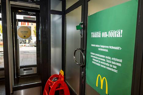 Tampereen Lielahden McDonaldsissa etsittiin näkyvästi työntekijää lokakuussa.