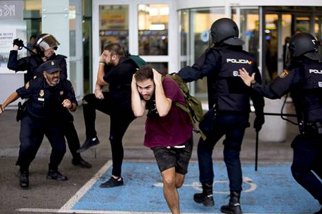 Mielenosoittajat häiritsivät Barcelonan lentoaseman toimintaa maanantaina ja myös tiistaina lentoja on peruttu.