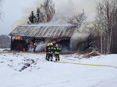 Palopaikalle hälytettiin useampi pelastuslaitoksen yksikkö.