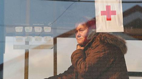 Nainen oli lähdössä bussilla väliaikaisesta evakuointikeskuksesta Bezimennestä Donetskin alueelta Itä-Ukrainassa 1. toukokuuta.
