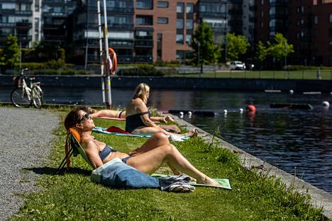 Tamperelaisille maistui auringonotto kesäkuun alkupuolella. Silvia Casano-Jokinen otti aurinkoa Mältinrannassa Tampereella 7. kesäkuuta.