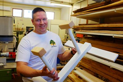 Puusepänalan artesaani Ismo Pekkala kertoo pystyvänsä tekemään puusta ”lähes mitä tahansa”. Hän valmistaa esimerkiksi voimisteluharjoituksissa käytettäviä akropuita.