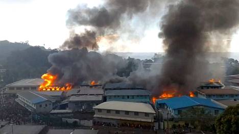 Maan pääkaupunki Honiarassa on sytytetty palamaan useampia rakennuksia. 