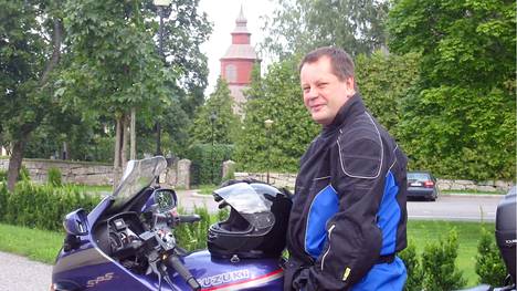 Kirjailija ja teologi Vesa Tuominen on syntyperäinen keuruulainen ja motoristi jo vuodesta 1972 alkaen. Häneltä ilmestyy helmikuun alussa uusi kirja: Valtatie numero kolmetoista. Kuva Paimion kirkolta 2004.