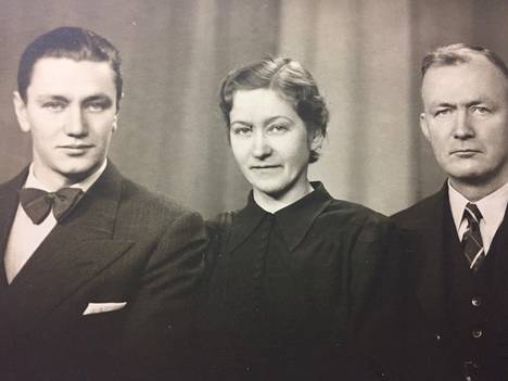 Vasemmalta Leo, Thyra ja Jussi Fahler. Kuva on otettu noin vuosina 1943–45. Jussi Fahler syntyi Kankaanpäässä, hänen puolisonsa Thyra oli kotoisin Luvialta ja Leo-pojan synnyinkunta oli Keikyä.