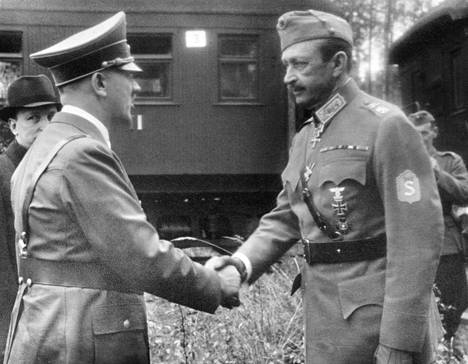 Saksan valtakunnankansleri Adolf Hitler saapui Suomeen tervehtimään Suomen puolustusvoimien ylipäällikköä, sotamarsalkka Carl Gustaf Emil Mannerheimiä tämän 75-vuotissyntymäpäivänä. Hitlerin takana seisoo presidentti Risto Ryti. 