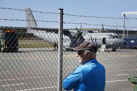 Vesa Raitalammi kertoi käyneensä jo tiistaina Porin lentokentällä katsomassa Yhdysvaltojen armeijan Lockheed C 130 Hercules-rahtikonetta. Keskiviikkona kentällä oli ilmavoimien Casa-rahtikone.