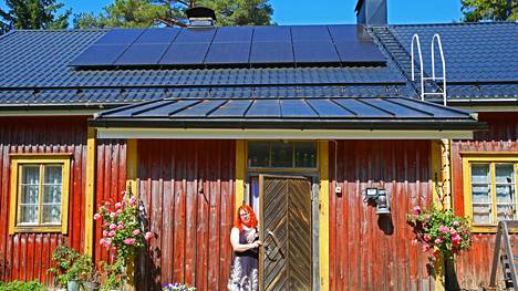 Mira Lindqvist asennutti kesämökkinsä katolle neljätoista aurinkopaneelia, ja lisääkin mahtuisi. Kesäaikaan aurinkovoimala tuottaa  jopa enemmän sähköä kuin mökillä ehditään kuluttaa.