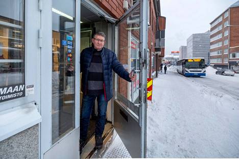 Pirkanmaan löytötavaratoimiston toimitusjohtaja Jukka Tamminen kertoo, että ovessa olevasta postiluukusta pudotellaan öiseen aikaan muun muassa puhelimia ja avaimia.