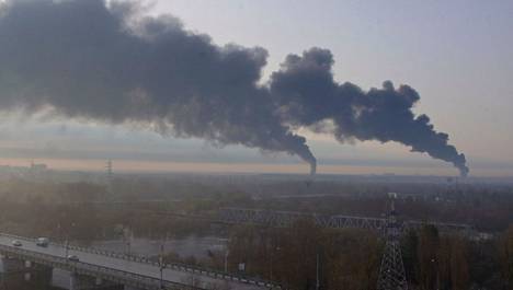 Sosiaalisessa mediassa jaettiin huhtikuun 25. päivä kuvia, joissa näkyi tuleen syttyneitä polttoainevastoja Venäjän Brjanskissa runsaan sadan kilometrin päässä Ukrainan rajasta. Tulipalojen epäiltiin olleen Ukrainan asevoimien aiheuttamia.