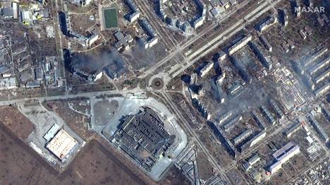 Palavia ja pahasti vahingoittuneita kerrostaloja sekä Port City -ostoskeskus Mariupolin kaupungin länsiosassa Ukrainassa.
