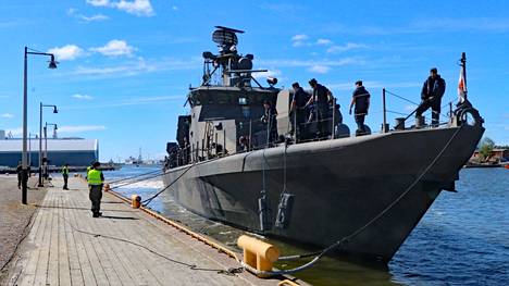 Ohjusvene Rauma kiinnittyi Suojan laituriin perjantaina. Rauman kaupunki on aluksen kummi ja nimikkoaluksen mukaan on nimetty myös ohjusveneluokka.