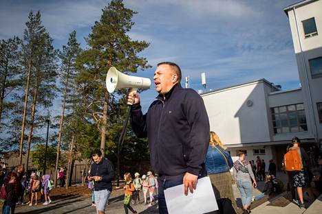 Pispalan koulun rehtori Ilpo Rantanen kokosi oppilaat kasaan megafonin avulla. Päivä alkoi kello 8.15, kun ekaluokkalaiset aloittivat päivänsä. Kello 9 oli muiden oppilaiden vuoro.