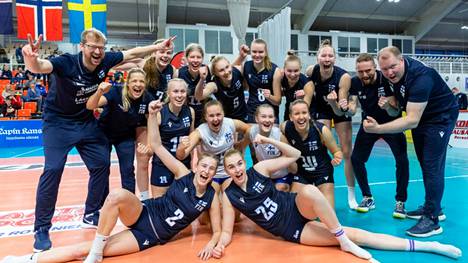Suomen U-19  tyttöjen joukkue Rovaniemen turnauksessa. Selma Räsänen on edessä oikealla. 