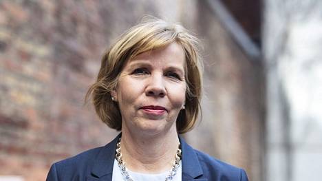 Oikeusministeri, RKP:n puheenjohtaja Anna-Maja Henriksson kuvattiin sotilasliitto Natoa käsittelevän keskustelutilaisuuden jälkeen Helsingissä 27. huhtikuuta 2022.