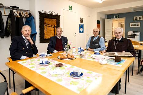 Sotaveteraanit Aimo Reinikainen, Pentti Heinijoki, Simo Helminen ja Väinö Järvenpää istuutuivat saman pöydän ääreen Pirkanmaan sotaveteraanipiirin toimistolla. 