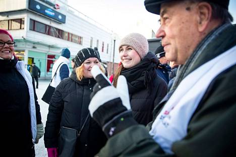 Krista Kiuru kampanjoi eduskuntavaalien alla Porin Eetunaukiolla yhdessä Sanna Marinin kanssa.