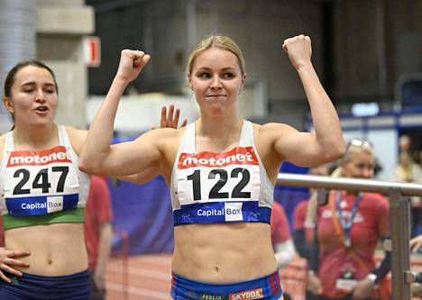 Anniina Kortetmaa juhli voittoaan 200 metrillä. Vierellä kolmanneksi juossut Anna Pursiainen.