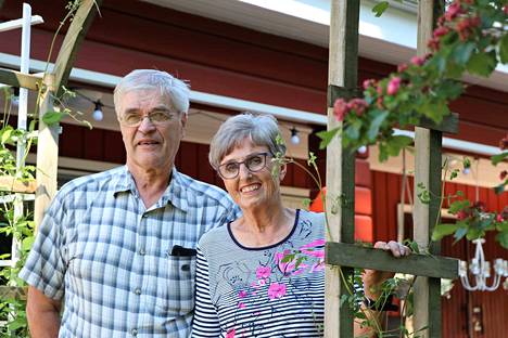 Hannu ja Marjatta Lamminen ovat asuneet omakotitalossaan jo 47 vuotta. Puutarha on rakennettu alusta asti itse. Ensimmäiseksi talon etupihalta kaadettiin lähes 50 mäntyä. Nyt mäntyjen tilalla kasvaa perennoja ja pensaita. 