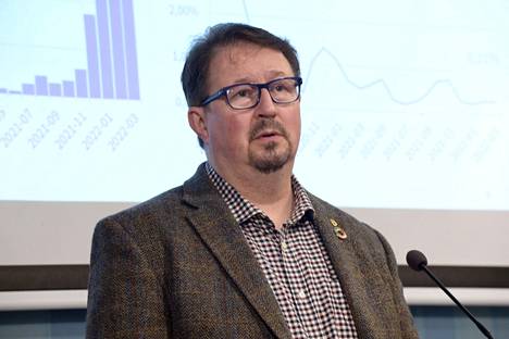 THL:n terveysturvallisuus­­osaston johtaja Mika Salminen koronatilannekatsauksessa 21. huhtikuuta.