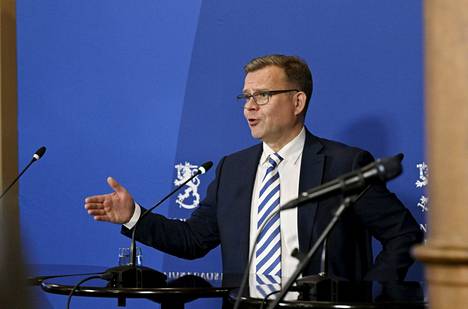 Petteri Orpo kommentoi hallitusneuvotteluja keskiviikkona iltapäivällä yksin ilman muita puheenjohtajia. Neuvottelujen toisella viikolla tiedotustilaisuuksia pidetään joka iltapäivä noin kello 17.