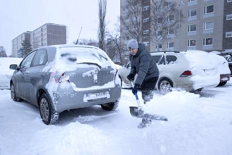 Oleksander Strozhuk lapioi autonsa ympäriltä pois lumet lumilapiolla.  Ukrainalaisen mukaan vähän tilaa vaativa lapio maksaa nopeasti itsensä takaisin. ”Olen menossa iltavuoroon, joten pistän noin tuntia ennen auton lämmitykseen, niin dieselkone ehtii lämmitä.” 