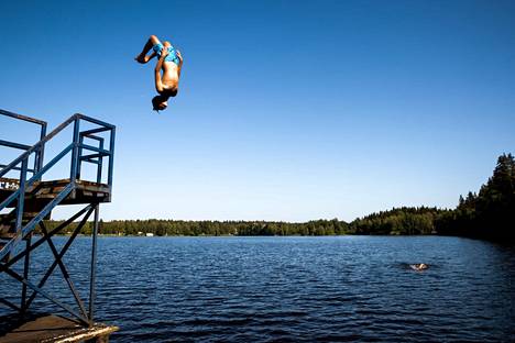 Lapsiasiavaltuutetun mukaan rentoutuminen ja ”mitään tekemättömyys” on lapsille erityisen tärkeää. Arkistokuva on otettu Tampereen Alasjärvellä viime kesänä.