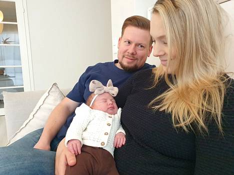 Nokian Harjuniityssä asuvat Laura ja Mika Nygård saivat vuoden 2023 ensimmäisen nokialaisen vauvan. Tyttövauva syntyi uudenvuodenpäivänä 1. tammikuuta.