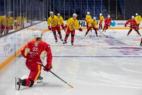 Jokerit harjoitteli Hartwall-areenalla elokuussa 2021. Jokereiden KHL-taival päättyi Ukrainan sotaan.