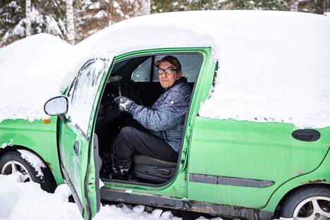 Juupajokelainen Reino Saarinen kaivoi autoa valtavan lumikasan alta 6. huhtikuuta 2022.