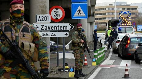 Poliisit ja sotilaat turvasivat Brysselin kansainvälistä lentokenttää Belgian terrori-iskun jälkeen vuonna 2016.