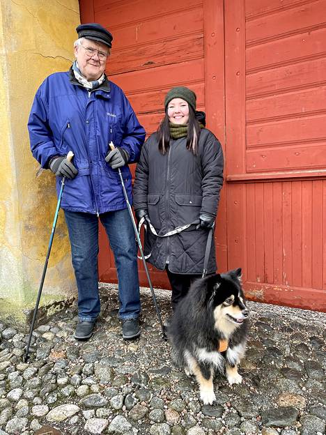 Erkki Tammiaho, Laura Saarinen ja Helga-koira tapaavat joka keskiviikko kello 16 yhteisen  ulkoilun merkeissä. 