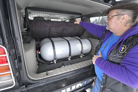 Jari Hevonkoski esittelee Hummerinsa takakoppaa, jossa on kaksi 30 kilon säiliötä biokaasua. Kuvat: Juha Sinisalo