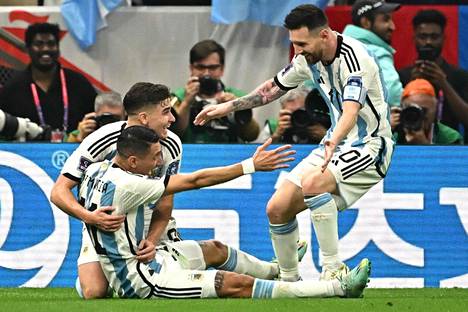 Lionel Messi riensi onnittelemaan Argentiinan toisen maalin tekijää Ángel Di Maríaa. Hänen vieressään Julián Álvarez.