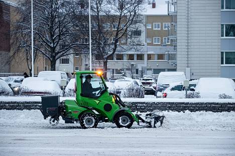 Yön sankka lumisade sai kaikki Tampereen aurauskoneet liikkeelle. Vielä kello 10:n aikaan Tampereella oli pienempiä katuja, joita ei ollut ehditty aurata.