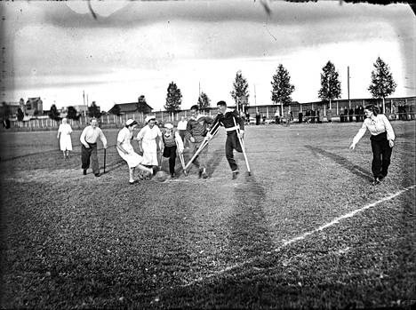Naiset rajoja rikkomassa. Sairaanhoitajien ja potilaiden urheilupäivän jalkapallo-ottelussa mentiin eikä meinattu. Kuva on otettu vuonna 1948, mutta päivästä ja paikasta ei ole tietoa.