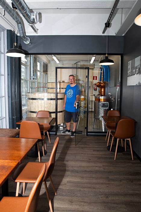 Olut- ja tislaajamestari Mika Pirinen esitteli uudessa maisteluravintolassa lasiseinän takana olevaa panimoa ja tislaamoa keskiviikkona 13. heinäkuuta.