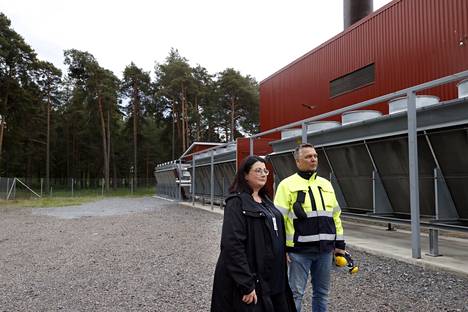 Pori Energian Merja Heliniemi ja Markku Santikko ovat tyytyväisiä suunniteltuun energiavarastoratkaisuun. 26-metriset ”termospullot” kohoavat Tiilimäen jäähdytys- ja lämpökeskuksen viereen, huoltoaseman taakse.