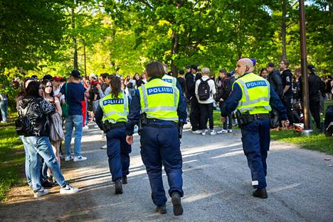 Poliisit valvoivat päättäjäisviikonlopun juhlintaa ympäri maata. Kuva on Tampereen Rosendahlin rannasta.