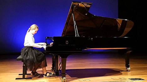 Sofia Kosola soittaa Chopinin etydiä f-mollissa. Soitossa kuuluu nuoren pianistin luontainen musikaalisuus.