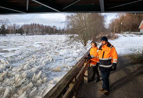 Suunnitteluinsinööri Taina Koivisto ja rakennuttajainsinööri Aleksi Siirtola kertovat, että Kaarisillan kohdalle kasaantunut jääpato päästää vettä jo läpi paljon paremmin kuin viime viikolla.