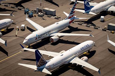 Boeing Max 8 -koneita oli pysäköity Yhdysvaltojen Seattleen vuonna 2019. Koneet laitettiin lentokieltoon, kun niillä sattui kaksi lähes peräkkäistä onnettomuutta. Joulukuussa 2020 American Airlinesin Boeing Max 8 -koneet palasivat jälleen taivaalle.