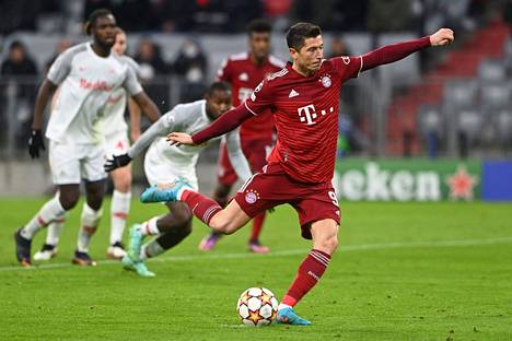 Bayern Münchenin puolalainen pelaaja Robert Lewandowski pääsi laukomaan maalin rangaistuspotkusta. 