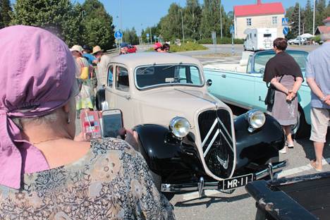 Viime vuoden tapahtumassa Heikki Puntalon Citroenilla riitti ihailijoita. Auto on vuodelta 1951.