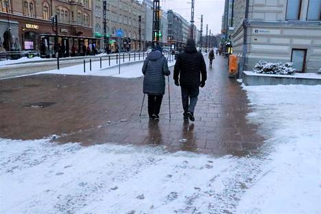 Tästä on kyse. Kaupunkilaiset pitävät Tampereen katujen lämmitystä kerskakulutuksena samaan aikaan kun kodeissa läsketaan sisälämpötiloja.