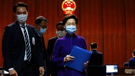 Carrie Lam (oik.) vastasi kysymyksiin kaupungin lainsäädäntöneuvostossa. Hongkong kehittelee uutta lainsäädäntöä, joka lisäisi kansallisen turvallisuuden nimissä kriminalisoitavien tekojen listaa. 